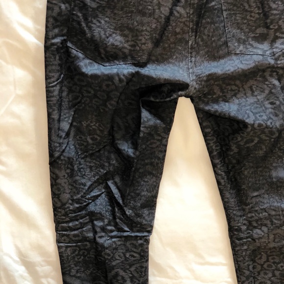 Under the belly grey leopard print size M - Picture 3 of 4